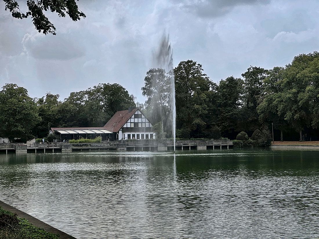 Die Fontäne im Langst-Teich, dahinter das Fachwerkhaus