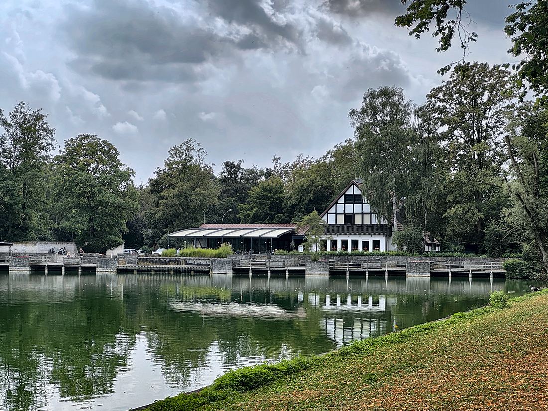 Das Landrestaurant am Ufer des Langst-Teichs
